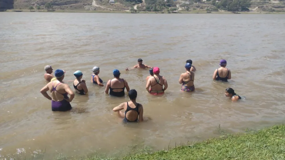 En la costanera de Viedma, enseñan a nadar a grandes y chicos 