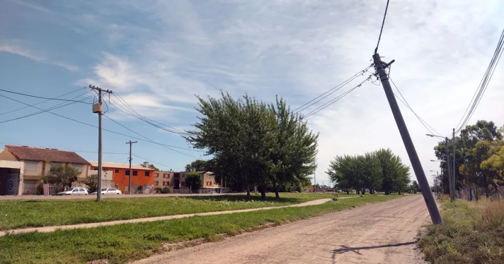 El poste inclinado de Viedma: los vecinos temen que se caiga