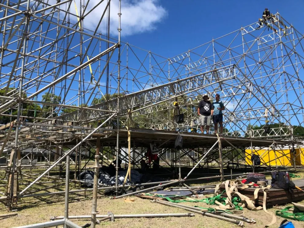 Comenzaron a armar el escenario para la Fiesta del Mar y el Acampante