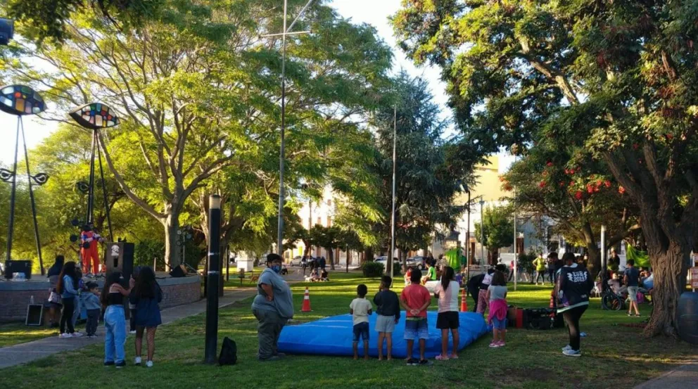 El parque Piedrabuena se llenó de jóvenes, adolescentes y niños