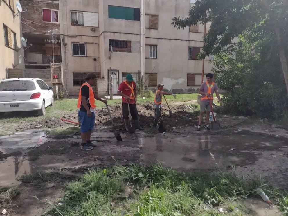 Vecinos del Guido enojados por un nuevo parche en el tanque de agua