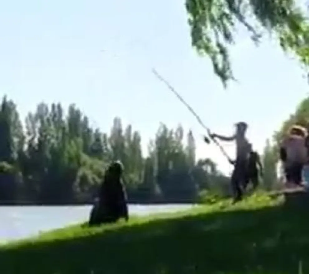 Patagones: venía trayendo un pescado con su caña y se le apareció un lobo marino