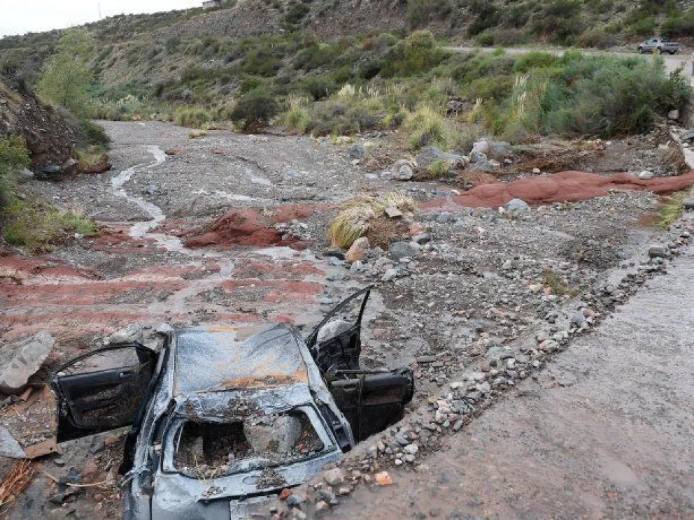 Tragedia: dos niñas y su padre murieron por un alud que arrastró el auto en el que viajaban
