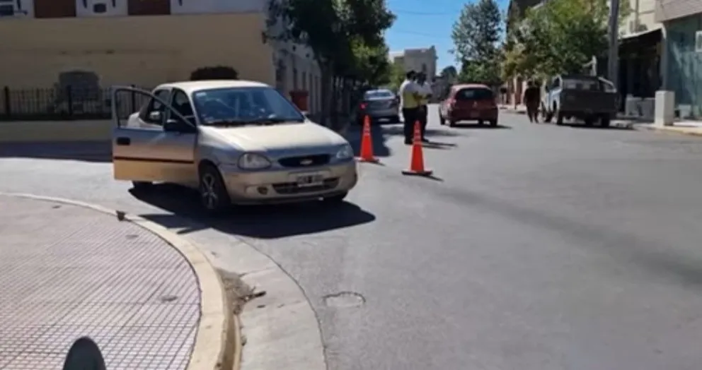 Colisión y daños materiales en pleno centro Carmen de Patagones