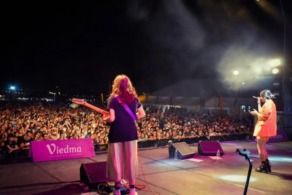 Arranque exitoso para la música con Natalie Pérez y las actividades en la playa