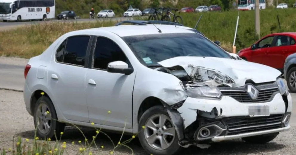 Se salvaron de milagro: un auto chocó con el Tren Patagónico