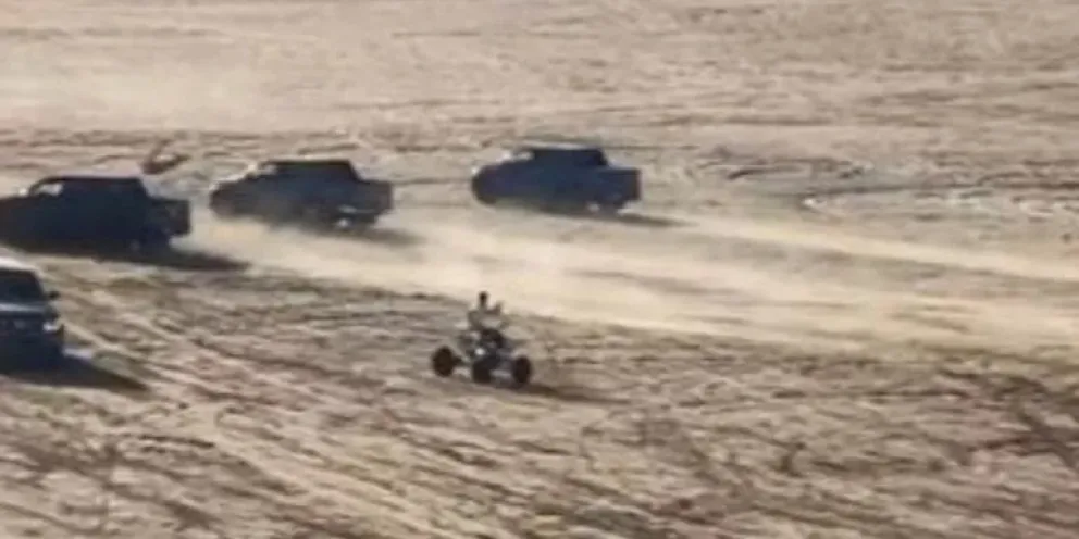 Video sensible: tres camionetas corrían una picada, atropellaron a un motociclista y se dieron a la fuga 