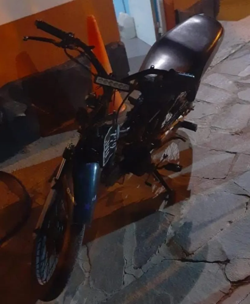 Un sujeto quiso entrar a El Cóndor en moto, pero se volvió de a pie porque era robada