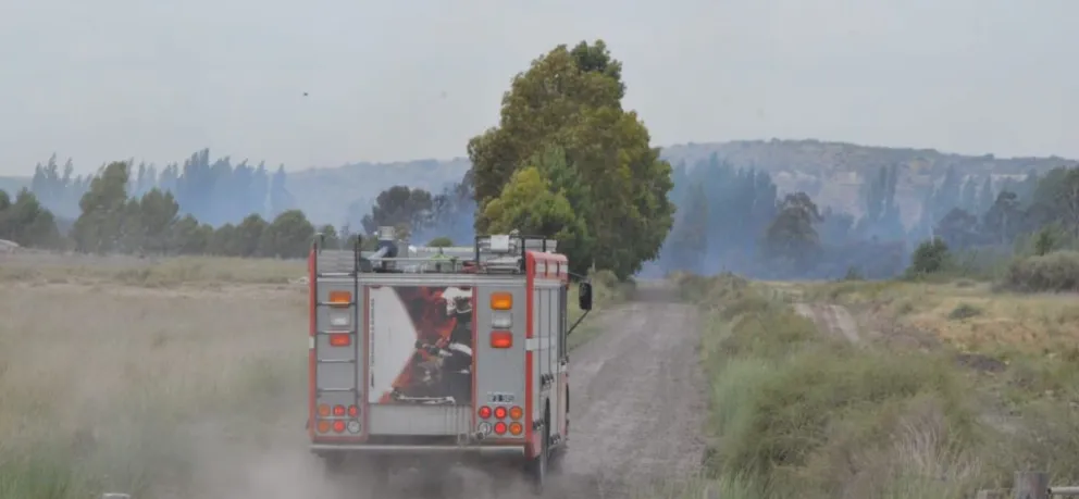 En rápida actuación, los bomberos de San Javier controlaron un incendio cerca de la rotonda de la 3 y 250