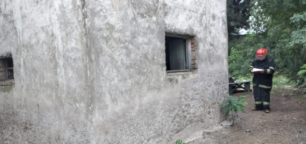 Se incendió una vivienda en el barrio Villa Lynch y se investigan las causales