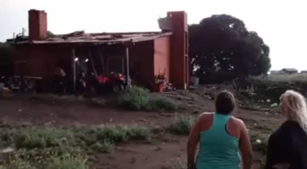 Consecuencia de un fuerte temporal de viento se voló parte del techo de una vivienda