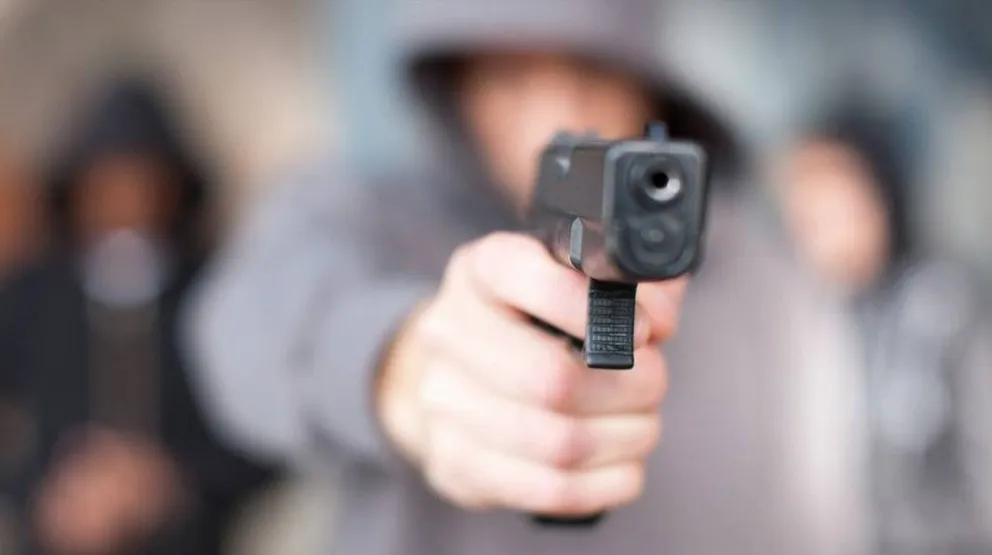 Quiso asaltar a una pareja de ancianos pero se disparó accidentalmente y murió