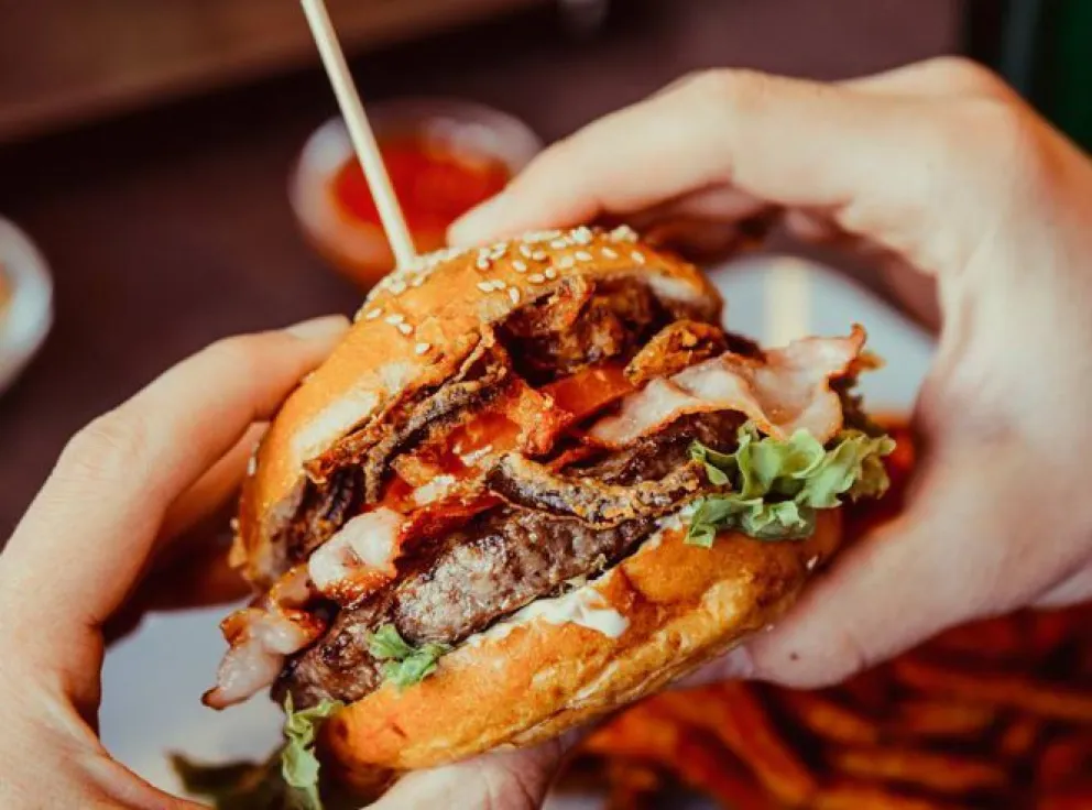 La hamburguesa viral: la abrió y encontró algo horrible 