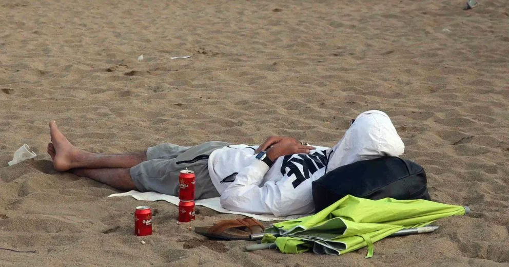 Llegó ebrio a trabajar, lo descubrieron, agarro cuatro cervezas y se fugó