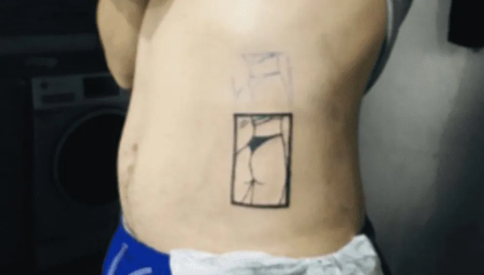 Fuertes críticas en las redes a un romántico que se tatuó la cola de su novia