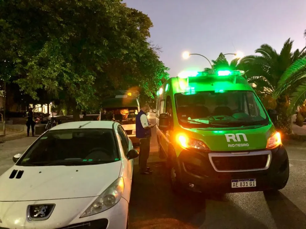 Asistieron a un hombre mayor que se accidentó en los juegos infantiles