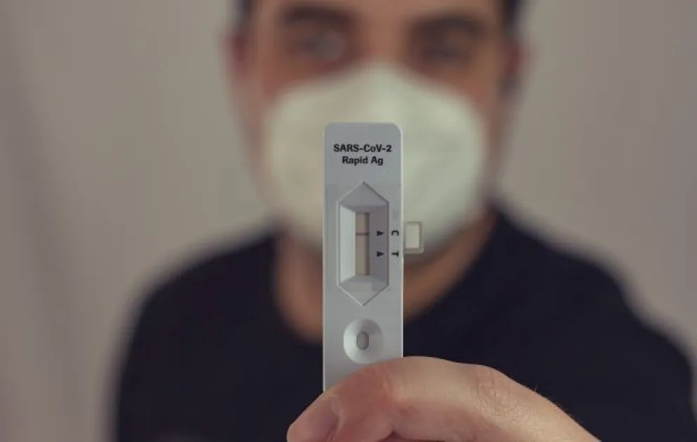 Paso a paso: Cómo se hace el autotest de Covid que se vende en farmacias
