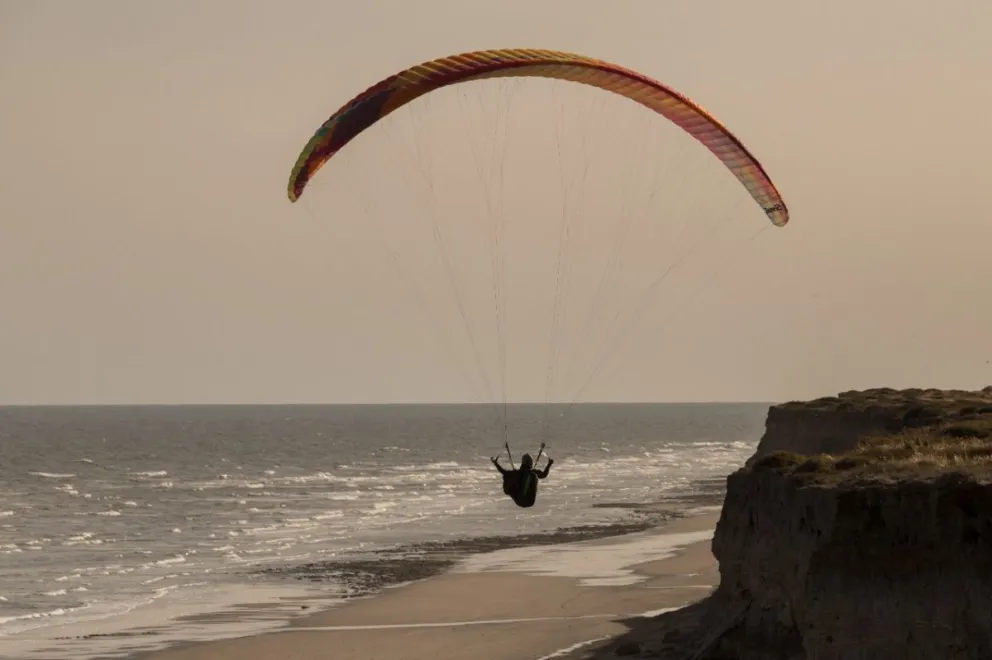 Con los deberes al día: parapentistas locales aclararon que sobrevuelan en zonas permitidas