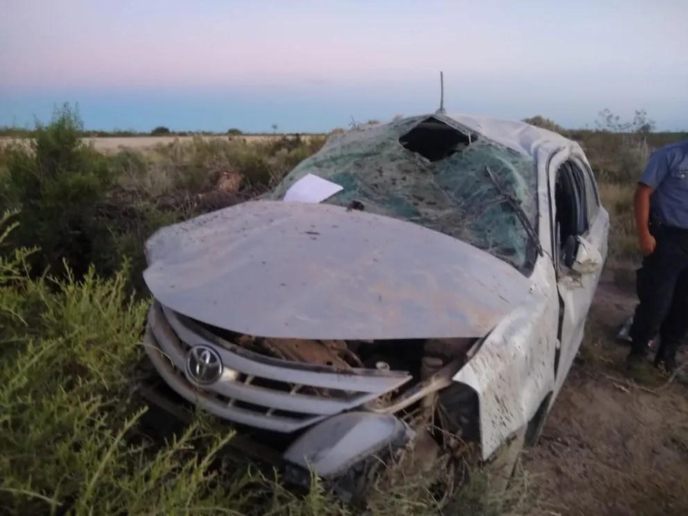 Neuquinos iban de vacaciones a Las Grutas y terminaron con su coche destruido