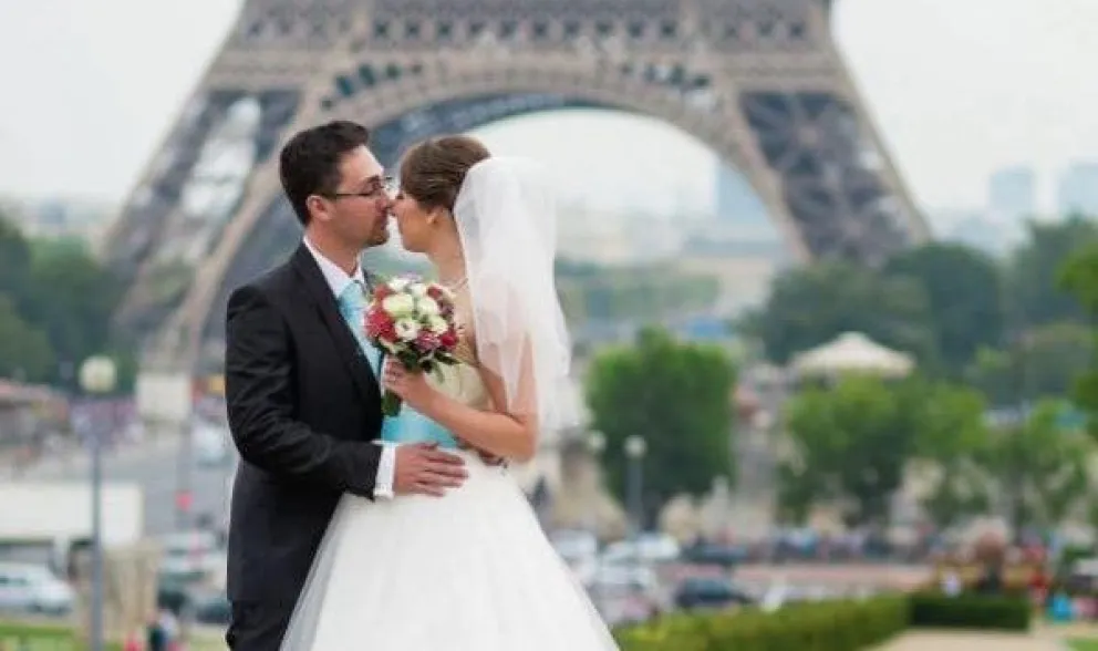 Venganza viral: contrató a un actor y fingió casarse para mostrarle a su ex lo que se perdió