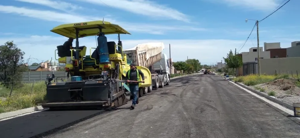 Avanza el asfalto de calles y la posible entrega de viviendas en Carmen de Patagones