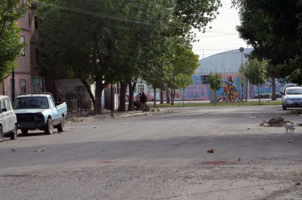 Disturbios, corridas y policías armados: el infierno que se vive en el barrio 1016