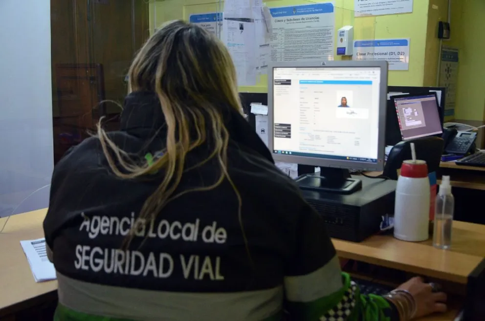 Más allá del problema nacional, por el momento Viedma no presenta complicaciones en la entrega de licencias físicas (Foto: archivo)