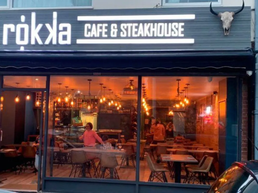 Gastaron 60 mil pesos en un restaurante, intentaron regatear el precio y se fueron sin pagar