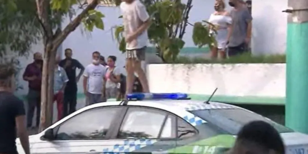 Cocaína adulterada: familiares de una víctima atacaron un patrullero en la puerta del hospital