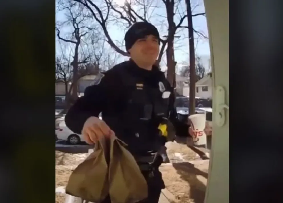Delivery insólito: el repartidor fue arrestado pero la Policía terminó la entrega por él