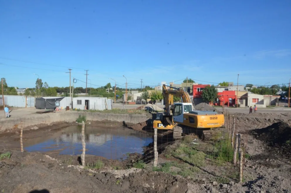 Pese a la oposición de vecinos, avanza la obra de la planta cloacal en el barrio Norte