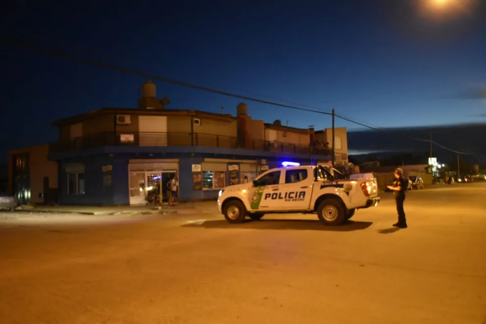 Un menor arrebató un celular en forma violenta, corrió por las calles de Viedma hasta que lo demoraron