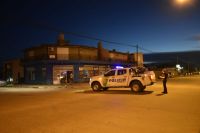 Le robaron el celular, los corrió y los mantuvo a raya hasta que llegó la policía
