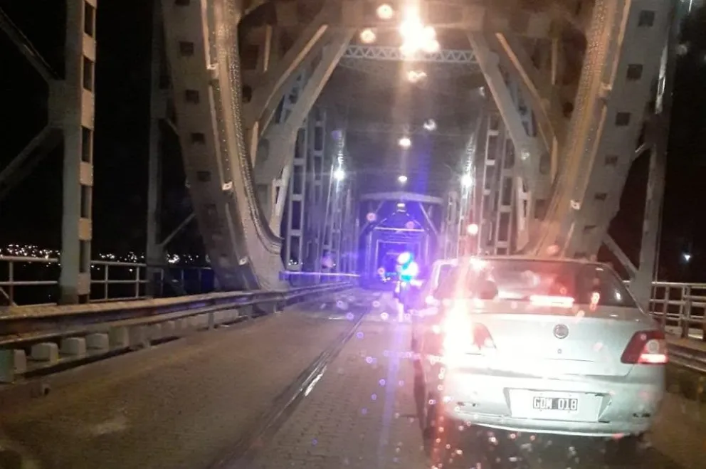 Asfalto mojado y accidente de tránsito en el puente Ferrocarretero