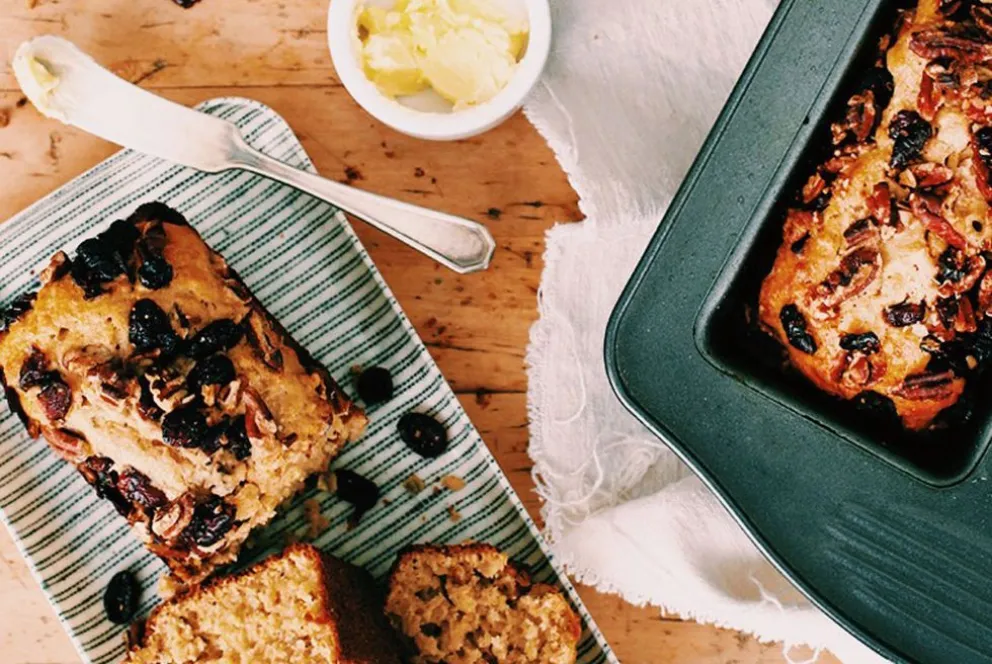 Receta para preparar un delicioso budín de avena con arándanos y pasas