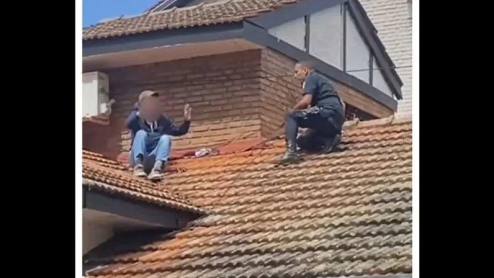 Video: un joven se quedó dormido en un techo y tuvo que despertarlo la policía