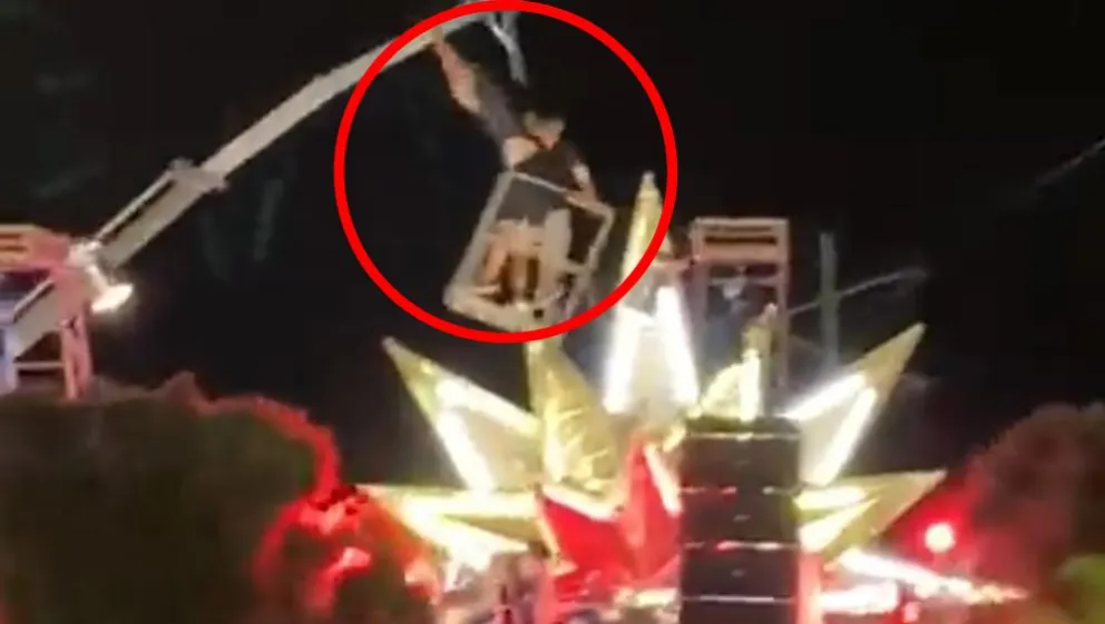Video: El momento exacto en el que cae la grúa de una comparsa en el Carnaval de Gualeguaychú