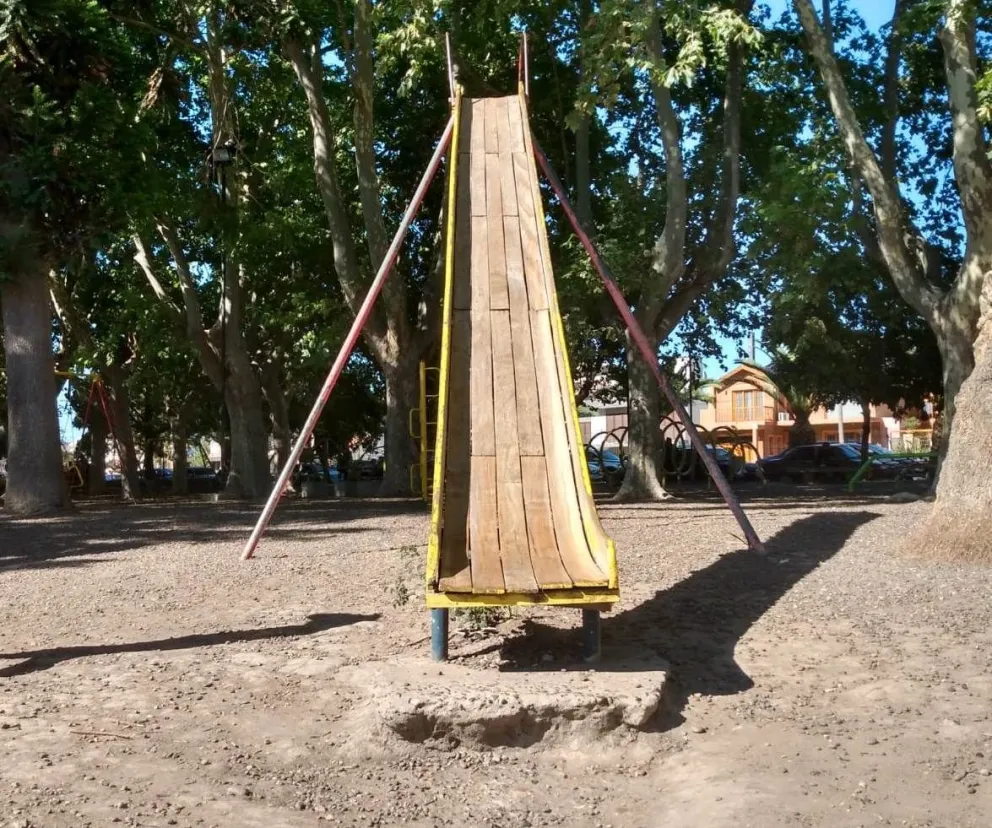 Toboganes sin arena en la base son un peligro para niños y niñas