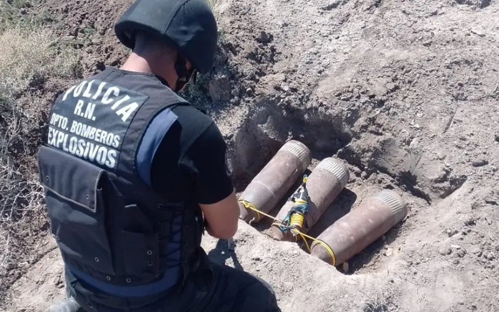 Un vecino entregó voluminosas balas de cañón en Patagones y las destruyeron en Viedma