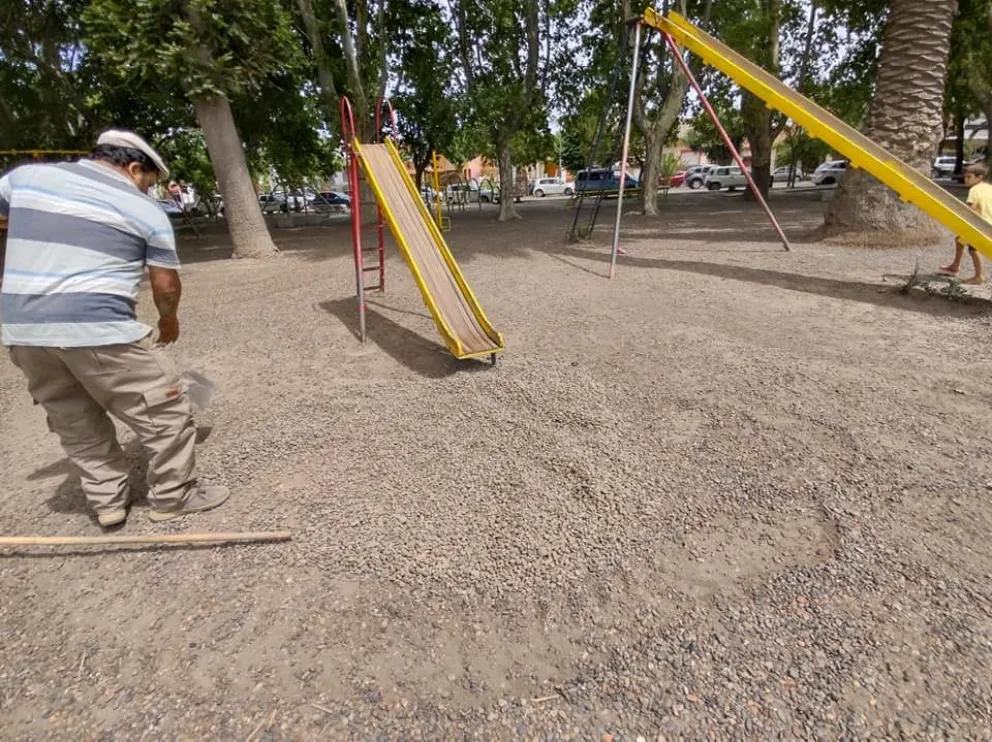 El Municipio escuchó a los vecinos y colocó arena en los juegos infantiles