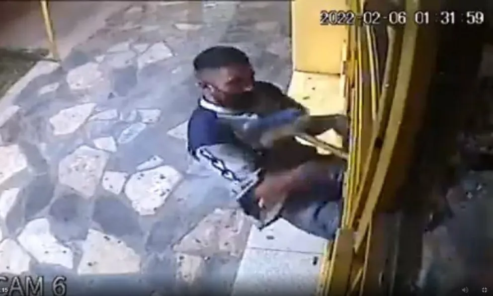 Video: intentó ingresar a robar a una panadería y las empleadas lo sacaron a escobazos