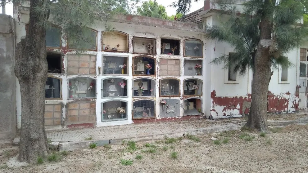 El cementerio también sufre destrozos en su interior