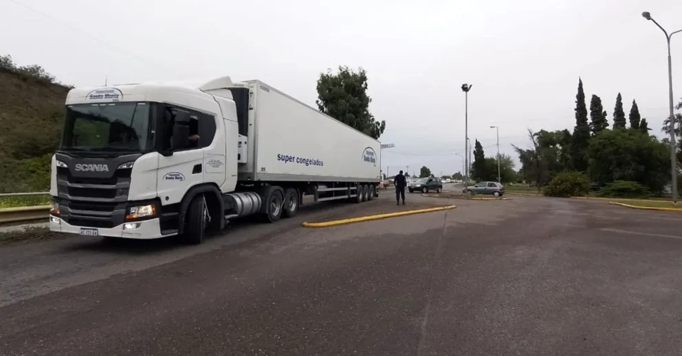 Un camión atorado en el puente viejo causó congestión tránsito