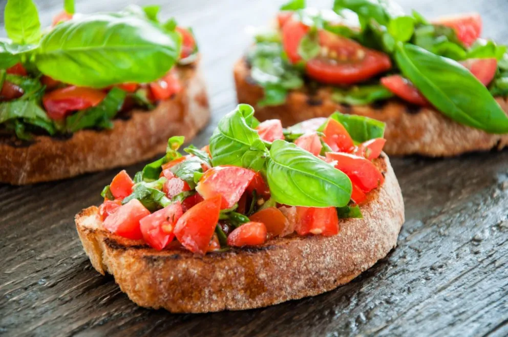 Receta imperdible: bruschettas de tomate, aceitunas y albahaca, ¡en sólo 4 pasos!