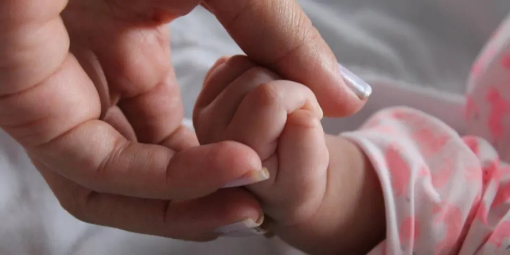 Falsificó el ADN de su bebé para que su ex lo reconozca: puede estar 10 años presa