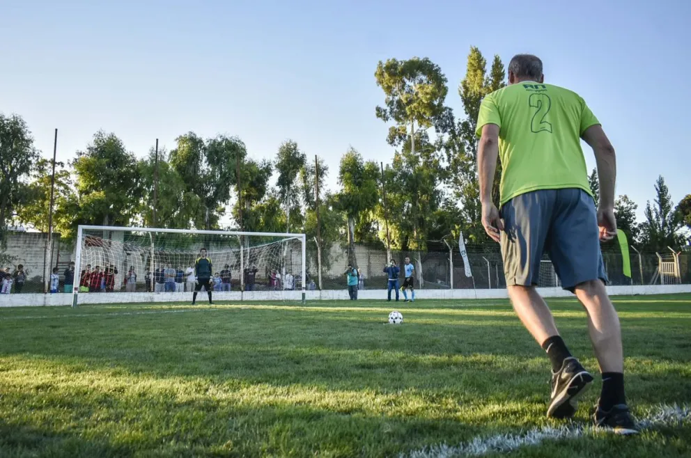 Pilotos de TC y funcionarios la rompieron al fútbol tendiendo una mano solidaria a los merenderos