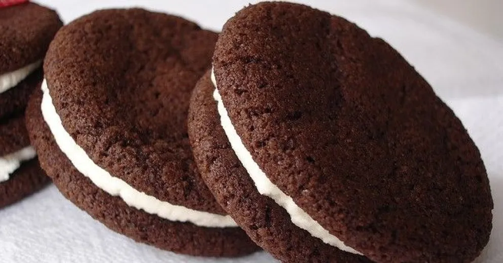 Mirá cómo preparar galletitas de chocolate rellenas de crema de coco