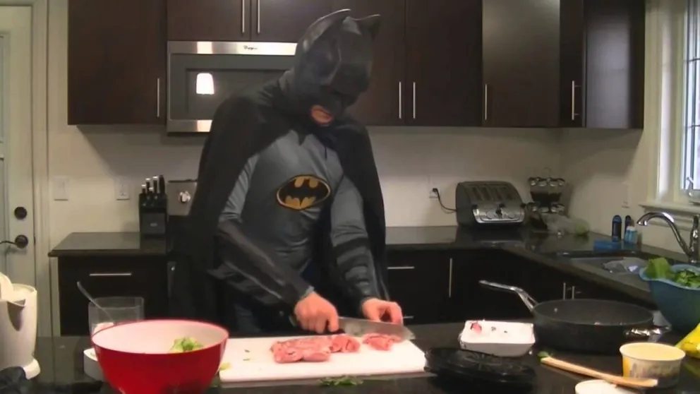 Lo conoció por Tinder: en la primera cita le cocinó disfrazado de Batman y nunca vió su cara