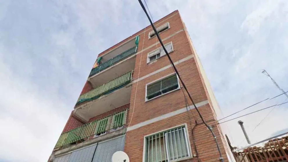 Se tiró por el balcón cuando fueron a desalojarlo: tenía el cuerpo de su padre momificado