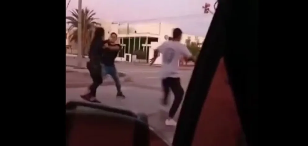 Video: disturbios afuera de un boliche de Viedma y un sujeto le pegó una piña a una mujer